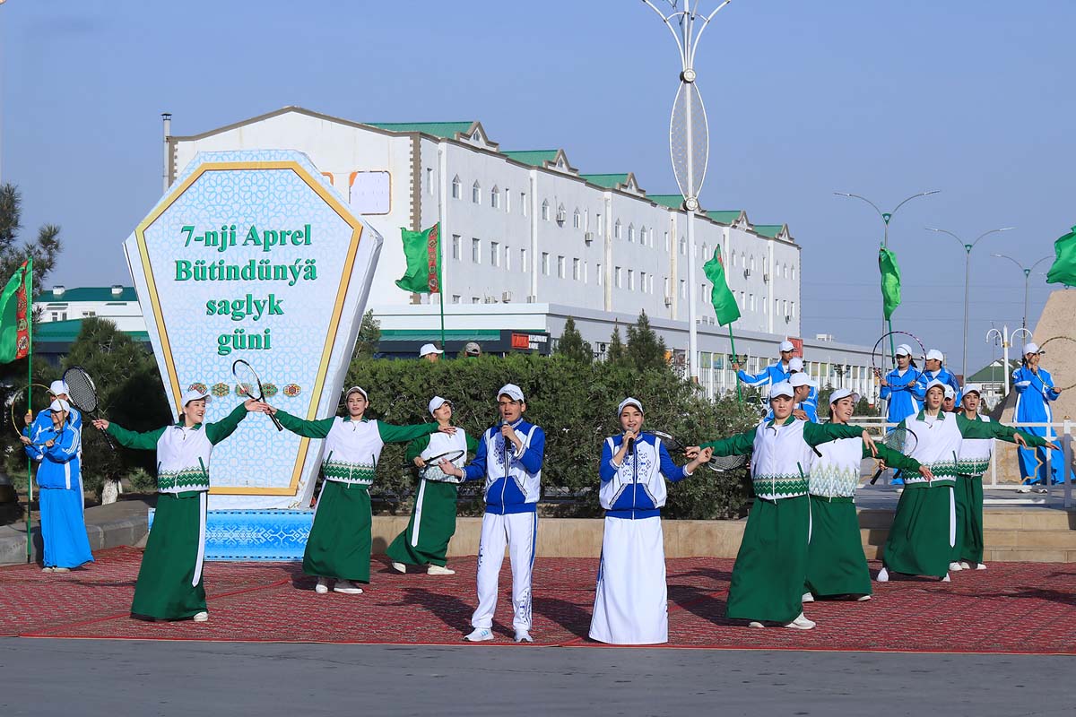 President Serdar Berdimuhamedov took part in the mass bicycle race